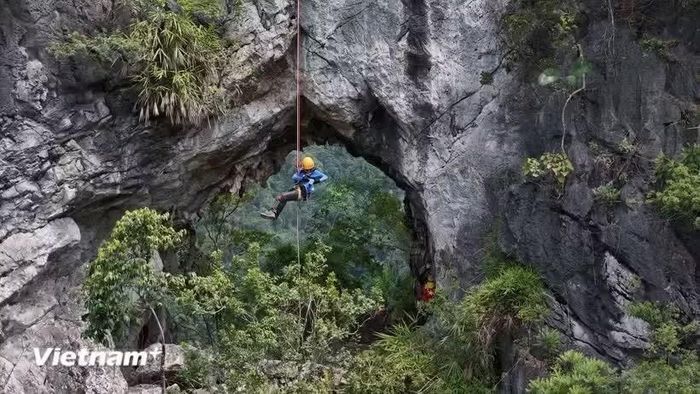 Du khách trải nghiệm du dây ở khu vực Lân Ty, Hữu Liên. (Ảnh: Xuân Mai/Vietnam+)