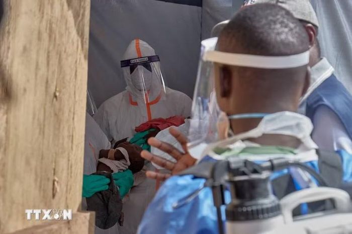 Nhân viên y tế chăm sóc các em nhỏ mắc Ebola tại Bunia, tỉnh Ituri, CHDC Congo. (Ảnh: THX/TTXVN phát)