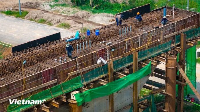 Việc đẩy nhanh tiến độ thi công cầu Hồng Hà không chỉ đảm bảo mốc hoàn thành chung của toàn bộ tuyến cao tốc Vành đai 4 vào năm 2027 – 2028, mà còn mở ra không gian phát triển đô thị mới cho khu vực phía Tây và phía Bắc Thủ đô. (Ảnh: Hoài Nam/Vietnam+)