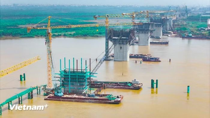 Dự án có tổng kinh phí đầu tư gần 10.000 tỷ đồng, đóng vai trò là một trong những công trình vượt sông lớn nhất trên toàn tuyến Vành đai 4. (Ảnh: Hoài Nam/Vietnam+)