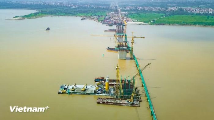 Hiện nay, các nhà thầu đang tập trung nhân lực, thiết bị để đổ bê tông thân trụ, lắp đặt giàn giáo, cốp pha chuẩn bị cho công tác thi công xà mũ và đúc dầm bê tông cốt thép dự ứng lực. (Ảnh: Hoài Nam/Vietnam+)