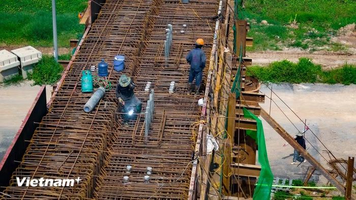 Đến nay, dự án cầu Hồng Hà (thuộc Dự án thành phần 3 của Dự án Vành đai 4 – Vùng Thủ đô Hà Nội) đang được đẩy nhanh tiến độ vượt so với kế hoạch. (Ảnh: Hoài Nam/Vietnam+)