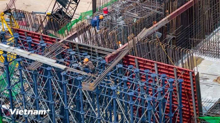 Theo kế hoạch của Ban Quản lý dự án và các đơn vị nhà thầu, công trường sẽ duy trì nhịp độ làm việc "3 ca, 4 kíp" liên tục. (Ảnh: Hoài Nam/Vietnam+)