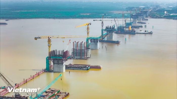 Toàn bộ 9 trụ cầu chính giữa lòng sông đã hoàn thành công tác xử lý móng cọc khoan nhồi và bệ trụ. (Ảnh: Hoài Nam/Vietnam+)