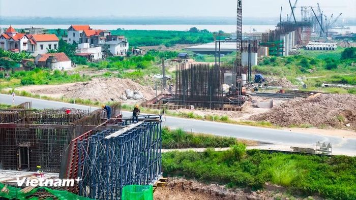 Song song với khu vực dưới sông, công tác thi công hệ thống cầu cạn và đường dẫn hai đầu cầu cũng đạt tiến độ khả quan. (Ảnh: Hoài Nam/Vietnam+)