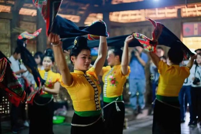 Các cô gái Thái duyên dáng trong điệu múa Xòe - một trải nghiệm văn hóa nghệ thuật truyền thống hấp dẫn du khách khi đến với các bản làng. (Ảnh: TTXVN)