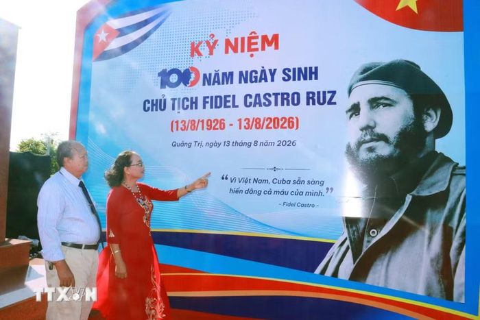 Bà Nguyễn Thị Hương luôn xem Lãnh tụ Fidel Castro như người cha đã sinh ra mình lần thứ hai vì chính lãnh tụ đã trực tiếp cứu sống sau khi bị thương nặng do bom mìn vào năm 1973. (Ảnh: Tường Vi/TTXVN)