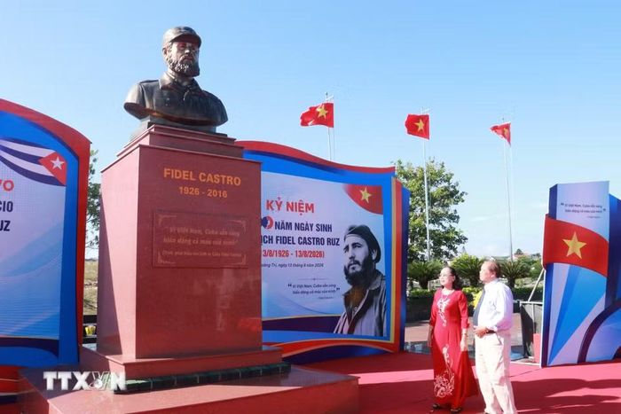 Bà Nguyễn Thị Hương luôn tự hào và cảm thấy may mắn khi được chính vị lãnh tụ vĩ đại Fidel Castro trực tiếp cứu sống sau khi bị thương nặng do bom mìn vào năm 1973. (Ảnh: Tường Vi/TTXVN)