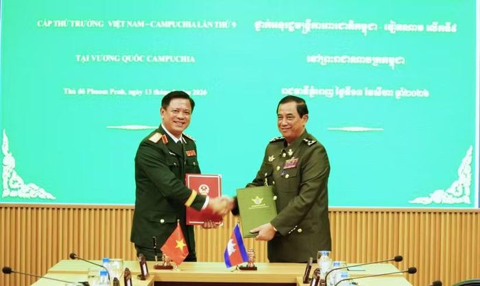 Thượng tướng Nguyễn Trường Thắng và Đại tướng Khieu Chhen ký Biên bản Đối thoại Chính sách Quốc phòng Việt Nam-Campuchia lần thứ 9. (Ảnh:BQP)