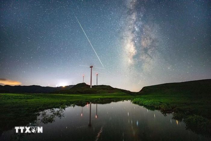 Mưa sao băng Perseid trên bầu trời tỉnh Quý Châu, Trung Quốc, ngày 13/8/2026. (Ảnh: THX/TTXVN phát)
