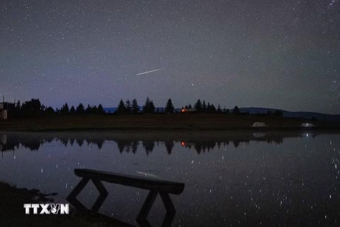 Mưa sao băng Perseid trên bầu trời tỉnh Tứ Xuyên, Trung Quốc, ngày 12/8/2026. (Ảnh: THX/TTXVN phát)