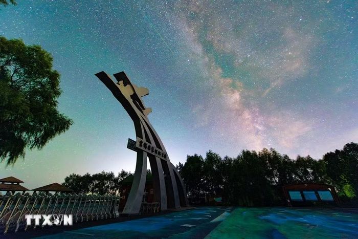 Mưa sao băng Perseid trên bầu trời tỉnh Hắc Long Giang, Trung Quốc, ngày 11/8/2026. (Ảnh: THX/TTXVN phát)