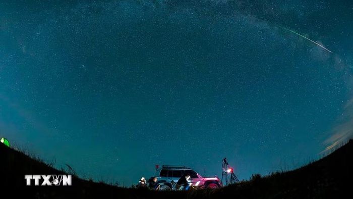 Mưa sao băng Perseid trên bầu trời tỉnh Hắc Long Giang, Trung Quốc, ngày 12/8/2026. (Ảnh: THX/TTXVN phát)