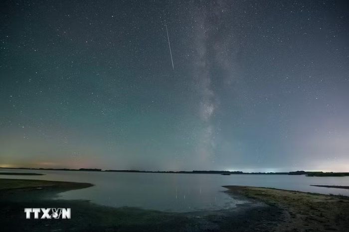 Mưa sao băng Perseid trên bầu trời tỉnh Hắc Long Giang, Trung Quốc, ngày 10/8/2026. (Ảnh: THX/TTXVN phát)