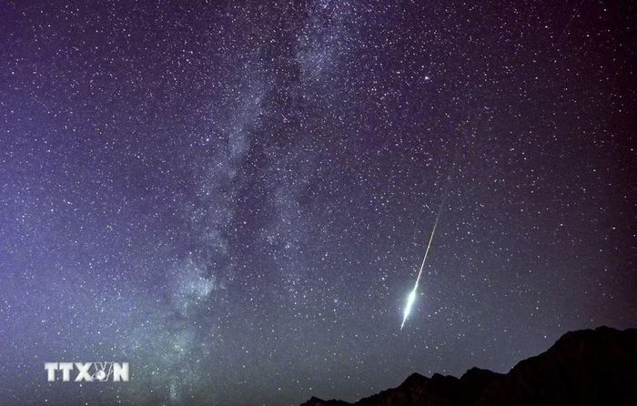 Mưa sao băng Perseid trên bầu trời Khu tự trị dân tộc Hồi Ninh Hạ, Trung Quốc, ngày 13/8/2026. (Ảnh: THX/TTXVN phát)