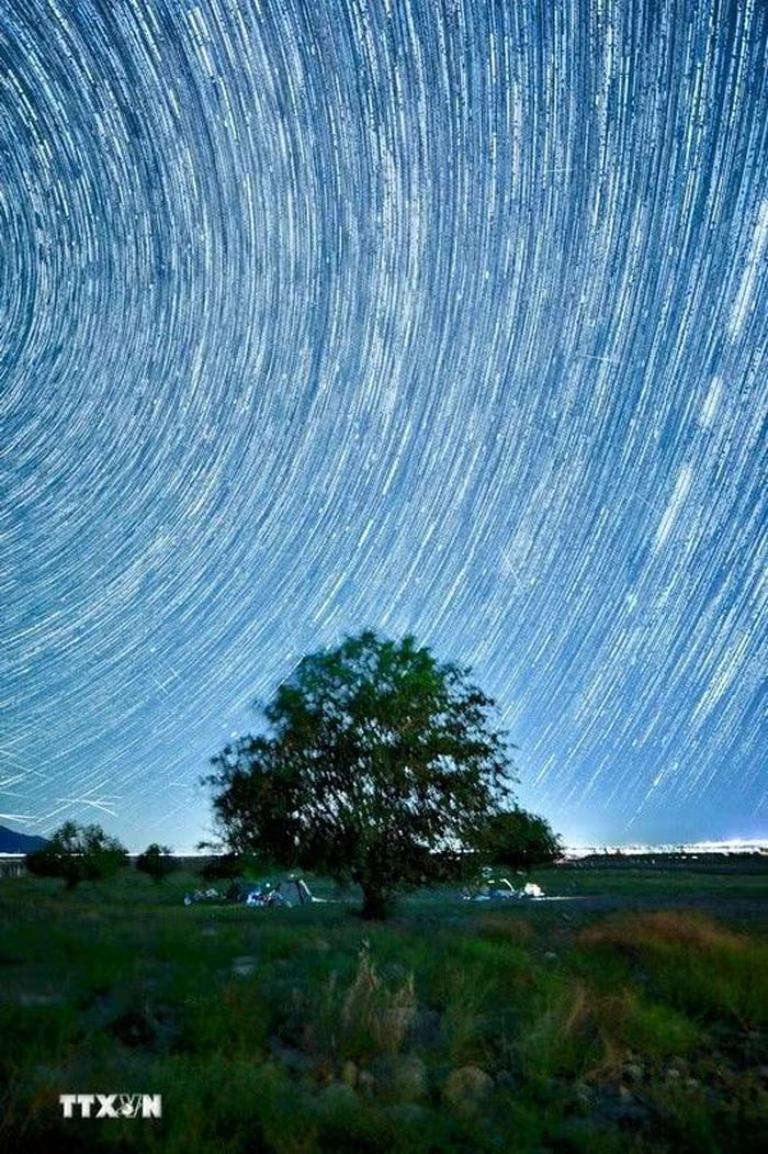 Mưa sao băng Perseid trên bầu trời Khu tự trị dân tộc Hồi Ninh Hạ, Trung Quốc, ngày 13/8/2026. (Ảnh: THX/TTXVN phát)