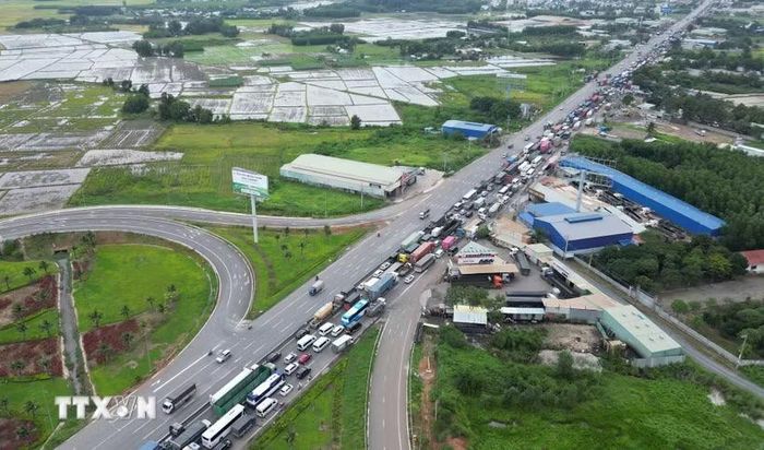 Toàn cảnh ùn tắc kéo dài 7 km trên Quốc lộ 51 đoạn qua thành phố Đồng Nai. (Ảnh: Lê Xuân/TTXVN)