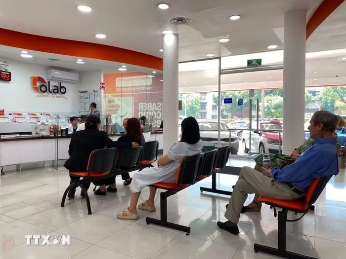 Người dân thực hiện xét nghiệm y tế tại Phòng xét nghiệm phân tích lâm sàng và chẩn đoán hình ảnh OLAB (OLAB Diagnósticos Médicos) ở thủ đô Mexico City. (Ảnh: Phương Lan/TTXVN)