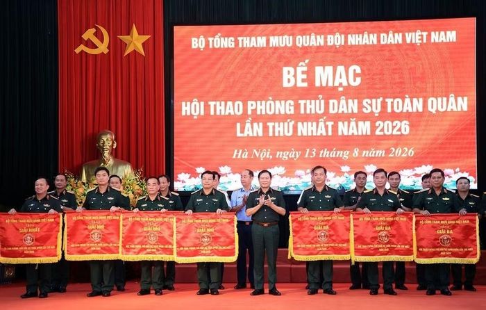 Đại tướng Nguyễn Tân Cương, Tổng tham mưu trưởng Quân đội nhân dân Việt Nam, Thứ trưởng Bộ Quốc phòng trao giải Nhất, Nhì, Ba toàn đoàn cho các đội tuyển. (Ảnh: Tuấn Anh/TTXVN)