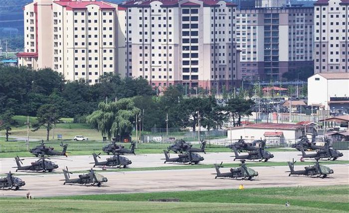 Trực thăng quân sự được triển khai tại căn cứ Humphreys ở Pyeongtaek, phía nam thủ đô Seoul ngày 17/8/2025, trước thềm cuộc tập trận Lá chắn Tự do Ulchi của Hàn Quốc và Mỹ. Ảnh: Yonhap/TTXVN