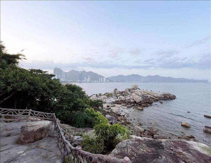 Vẻ đẹp hoang sơ của dải ven biển ở Khánh Hòa luôn thu hút đông du khách tìm đến trải nghiệm.