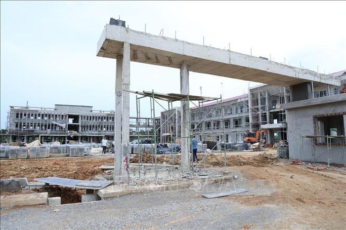 Các công trình trường học được đầu tư xây mới sẽ giải quyết bài toán thiếu cơ sở vật chất cho năm học mới.