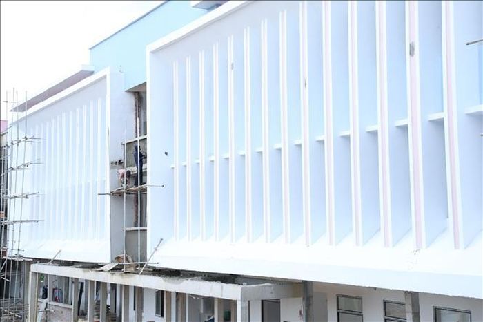 Dãy nhà học mới với thiết kế hiện đại đang trong những khâu hoàn thiện cuối cùng để bàn giao cho nhà trường trước thềm năm học mới.
