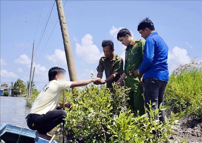Anh N.H.S, ngụ tại ấp Xóm Mới, xã Quách Phẩm (Cà Mau) chia sẻ về quá trình nuôi sò huyết sau khi được hỗ trợ nguồn vốn tín dụng đối với người sau cai nghiện. Ảnh: TTXVN phát