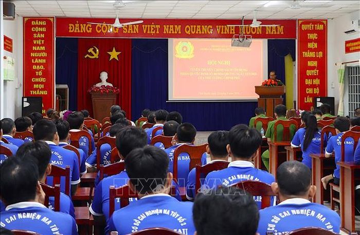 Cơ sở cai nghiện ma túy số 2, Công an tỉnh Cà Mau tổ chức tuyên truyền, phổ biến chính sách tín dụng của Thủ tướng Chính phủ đối với người sau cai nghiện. Ảnh: TTXVN phát