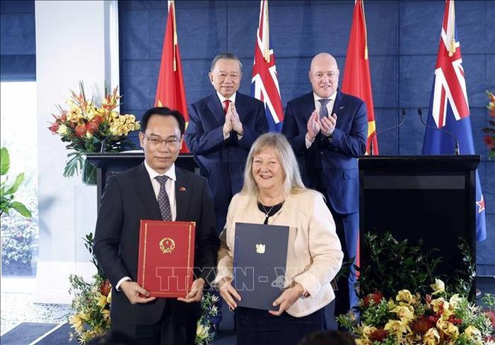 Tổng Bí thư, Chủ tịch nước Tô Lâm và Thủ tướng New Zealand Christopher Luxon chứng kiến trao văn kiện hợp tác giữa hai nước. Ảnh: Thống Nhất/TTXVN