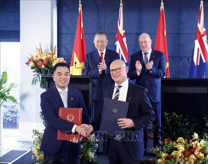 Tổng Bí thư, Chủ tịch nước Tô Lâm và Thủ tướng New Zealand Christopher Luxon chứng kiến trao văn kiện hợp tác giữa hai nước. Ảnh: Thống Nhất/TTXVN