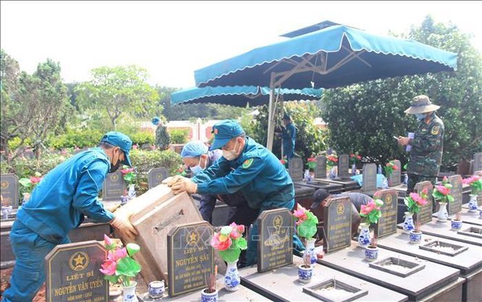 Các lực lượng chức năng tổ chức lấy mẫu ADN tại Nghĩa trang liệt sĩ Đăk Đoa, tỉnh Gia Lai.