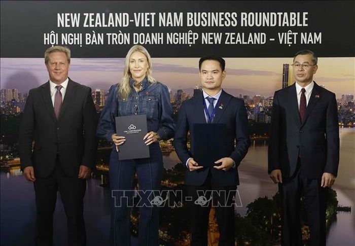 Trao các thoả thuận hợp tác giữa doanh nghiệp hai nước. Ảnh: Thống Nhất/TTXVN