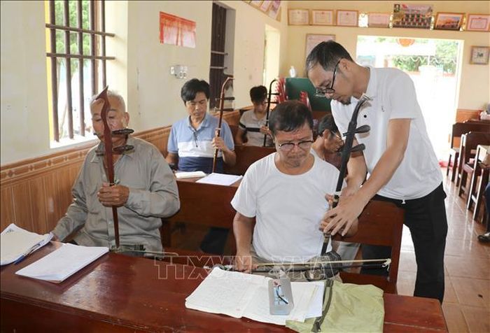 Người dân xã Yên Từ, tỉnh Ninh Bình say sưa học hát xẩm, góp phần gìn giữ nghệ thuật truyền thống.