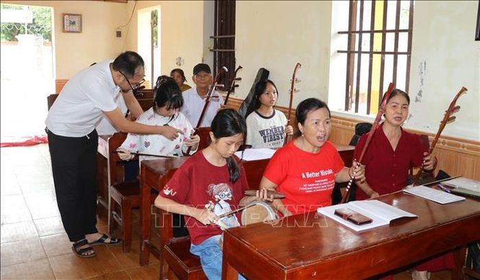 Các lớp học hát xẩm tại xã Yên Từ, tỉnh Ninh Bình thu hút đông đảo học sinh và người dân ở nhiều lứa tuổi tham gia.