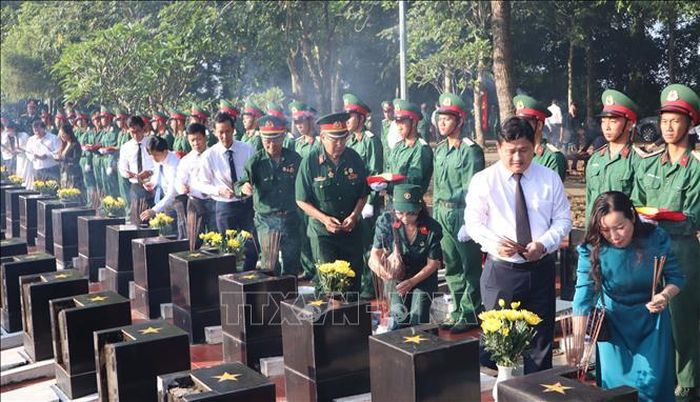 Đoàn đại biểu, lực lượng vũ trang và người dân thắp hương, đặt hoa tưởng niệm các liệt sĩ tại Nghĩa trang Liệt sĩ Bình Phước.