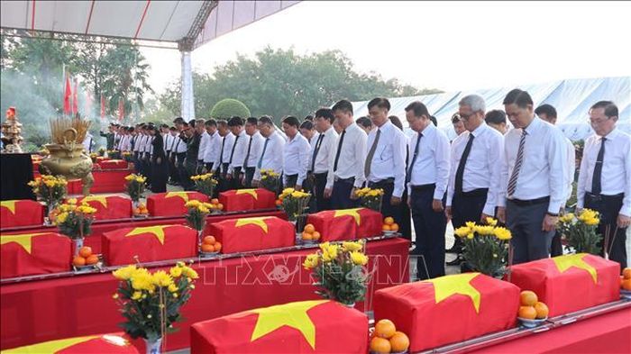 Các đại biểu dành phút mặc niệm, tưởng nhớ các liệt sĩ trước khi thực hiện nghi thức an táng tại Nghĩa trang Liệt sĩ Bình Phước.