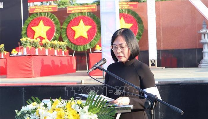 Bà Nguyễn Thị Hoàng, Phó Chủ tịch UBND thành phố, Trưởng Ban Chỉ đạo 515 thành phố Đồng Nai, phát biểu tại lễ viếng, truy điệu và an táng 29 hài cốt liệt sĩ.