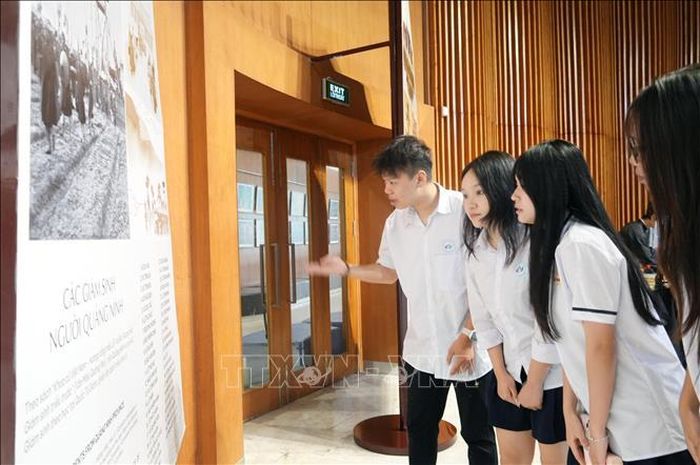 Học sinh Quảng Ninh tìm hiểu về lịch sử Văn Miếu - Quốc Tử Giám. Ảnh: Văn Đức/TTXVN