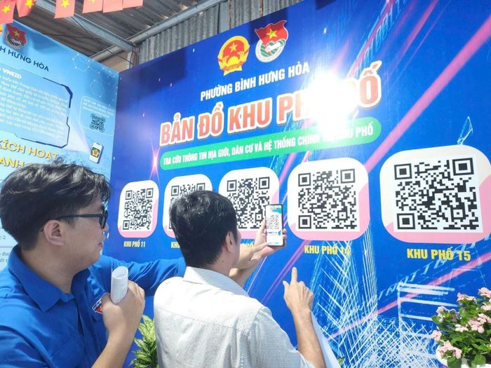 Người dân phường Bình Hưng Hòa, TP Hồ Chí Minh tra cứu thông tin từ "Khu phố số". Ảnh: Liên Sơn/TTXVN