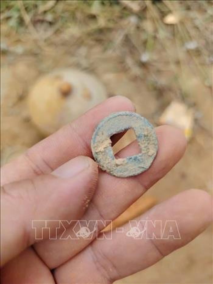 Nhiều hiện vật gốm men, đồng xu, kim loại... được phát hiện. Ảnh: Hồ Hà/TTXVN phát