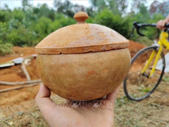Nhiều hiện vật gốm men, đồng xu, kim loại... được phát hiện. Ảnh: Hồ Hà/TTXVN phát