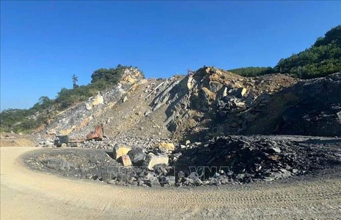 Công ty TNHH Thạch Bảo Phong khai thác khoán sản và thuê đất với thời gian 30 năm, công suất 10.000 m3/năm, đơn vị đang làm thủ tục xin được nâng công suất khai thác mỏ lên 60.000 m3/năm. Ảnh: Việt Hoàng/TTXVN