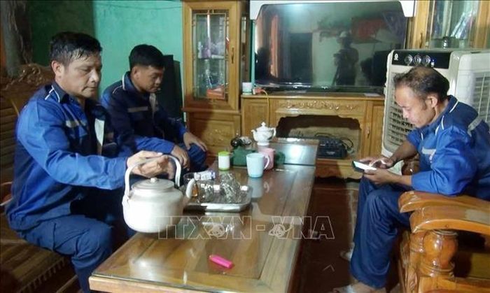 Gia đình anh Vi Hồng Thảo nằm trong khu vực gần mỏ đã nhận tiền cọc bán nhà, đất cho doanh nghiệp. Ảnh: Việt Hoàng/TTXVN