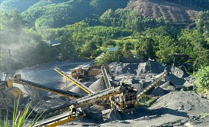 Hiện tại, Công ty TNHH Thạch Bảo Phong tiến hành thỏa thuận mua nhà, đất các hộ dân gần sát mỏ bị ảnh hưởng để bảo đảm an toàn trong hoạt động nổ mìn. Ảnh: Việt Hoàng/TTXVN