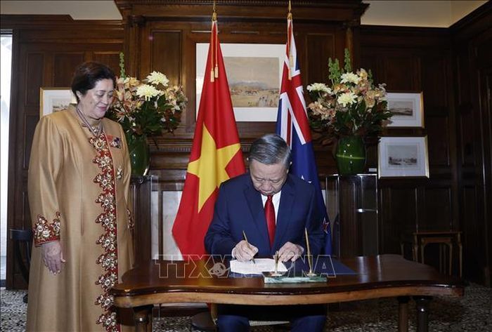 Tổng Bí thư, Chủ tịch nước Tô Lâm ký sổ lưu bút. Ảnh: Thống Nhất/TTXVN