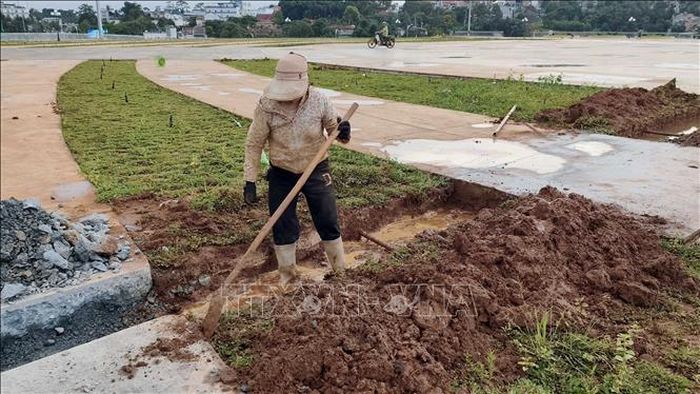 Công nhân đục bỏ bê tông và đào nhiều rãnh đất để thoát nước. Ảnh: Hưng Thịnh/TTXVN