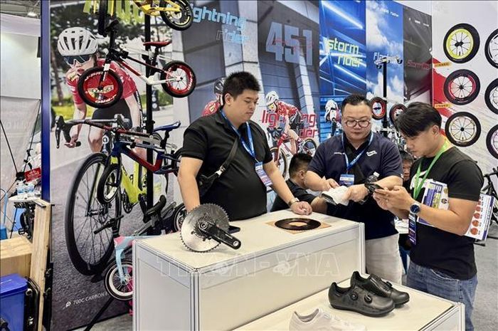 Doanh nghiệp tiếp thị thương mại tại chuỗi sự kiện.