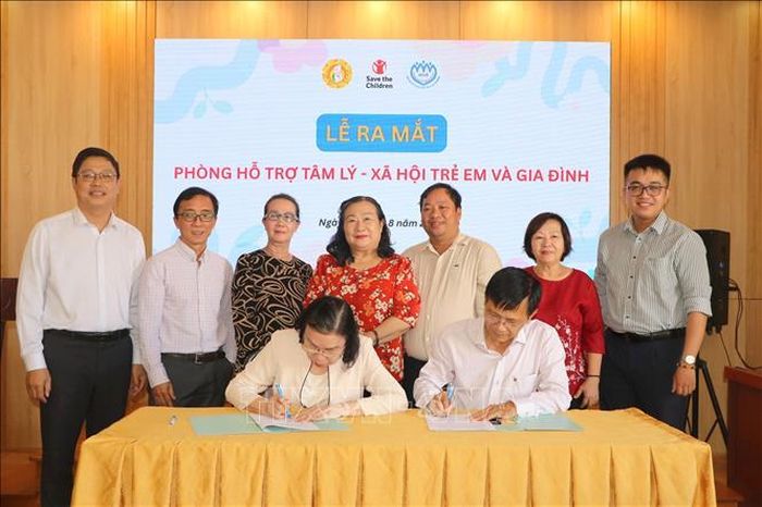 Bà Mai Thị Ngọc Mai, Chủ tịch Hội Bảo vệ Quyền trẻ em TP Hồ Chí Minh và ông Đinh Phương Duy, Chủ tịch Hội Khoa học Tâm lý - Giáo dục TP Hồ Chí Minh ký kết thành lập, vận hành Phòng Hỗ trợ tâm lý – xã hội trẻ em và gia đình.