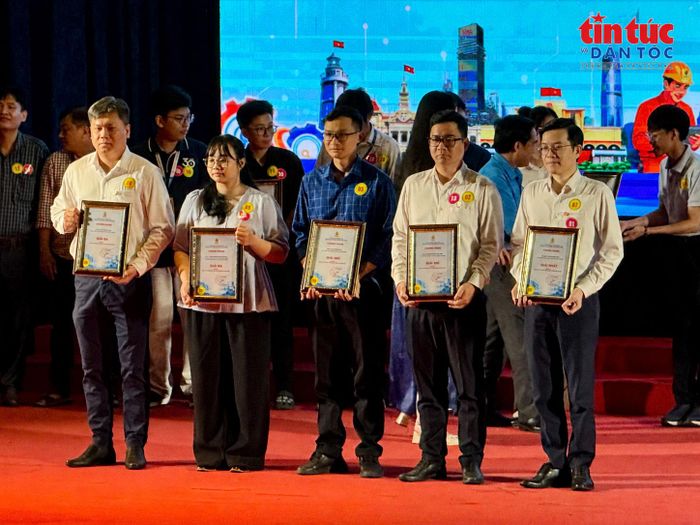 Đại diện các tập thể nhận giấy chứng nhận sau khi tích cực vận động đoàn viên tham gia các cuộc thi.